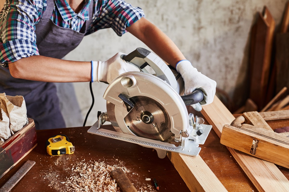 Sawing Your Way to Success: How to Pick the Best Custom Saw Manufacturer